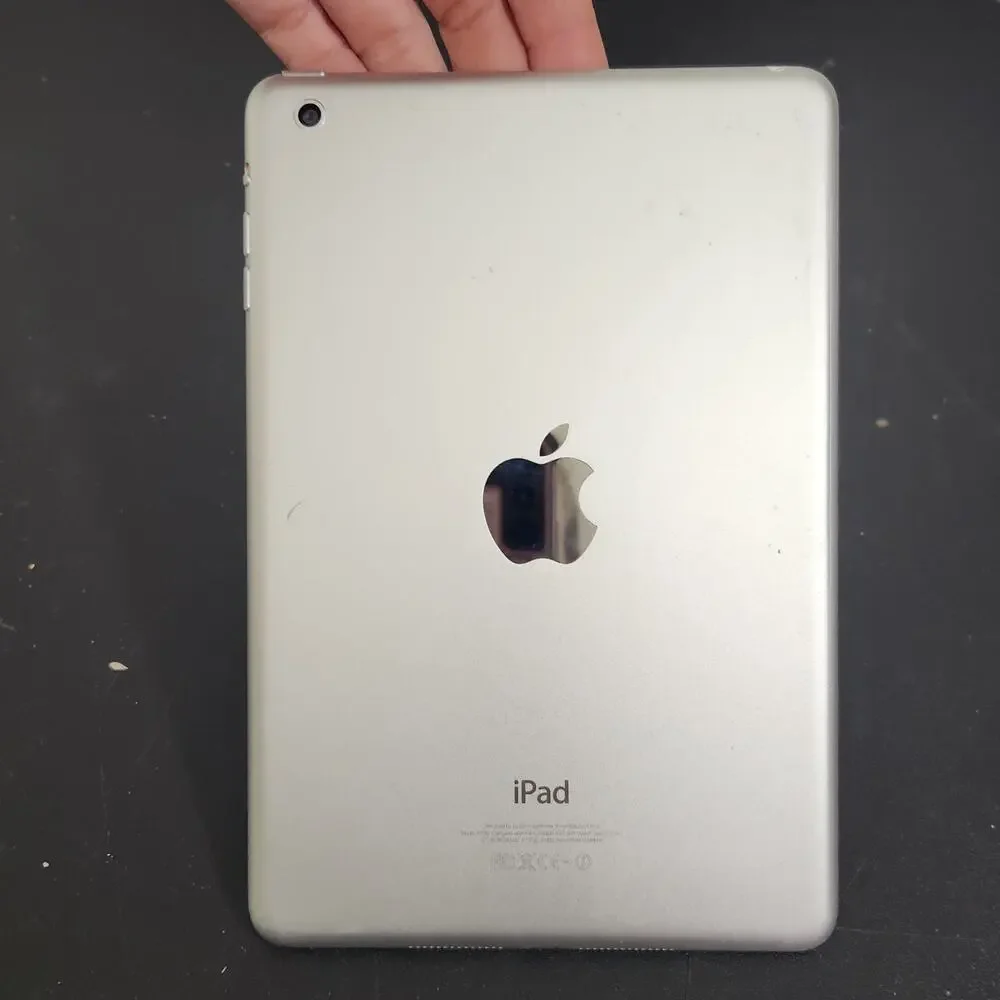 Apple iPad Mini 2 A1489 16 GB Wi-Fi 7.9in Broken Screen Turns On
